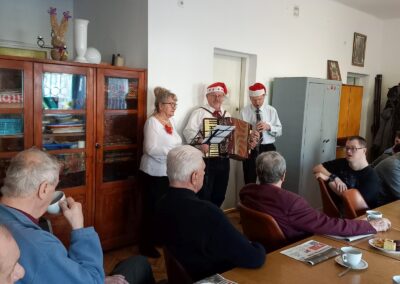 Zdjęcie przedstawia spotkanie osób starszych