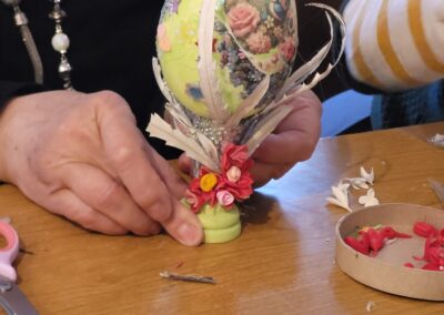 Zdjęcie przestawia wykonanie rękodzieła - Jajka wielkanocnego