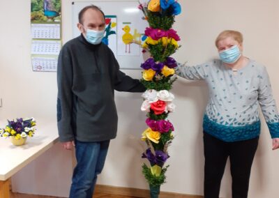 Zdjęcie przestawia palmę wielkanoćną trzymaną przed podopiecznych ŚDS os. Szkolne