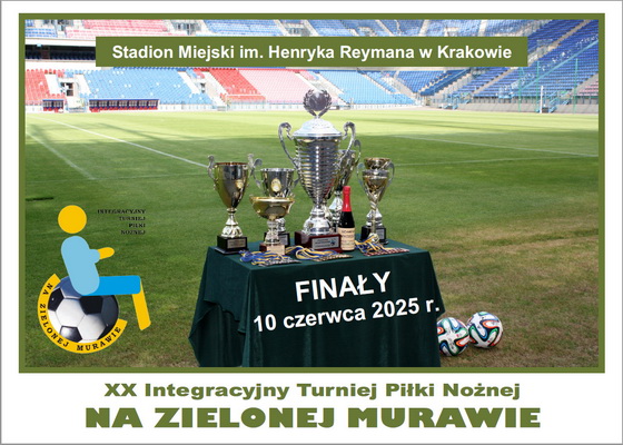 Zdjęcie pucharów na tle boiska