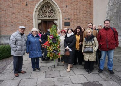 Zdjęcie przedstawia uczestników Ośrodka Wsparcia os. Zielone 7 z palmą (Niedziela palmowa)