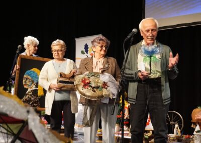 Zdjęcie przedstawia uczestników Ośrodka na konkursie plastycznym