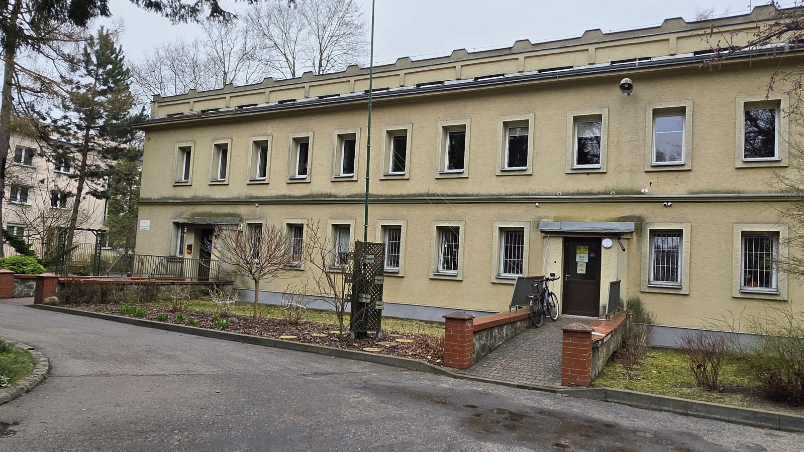 Zdjęcie przedstawia budynek WTZ na osiedlu Górali w Krakowie